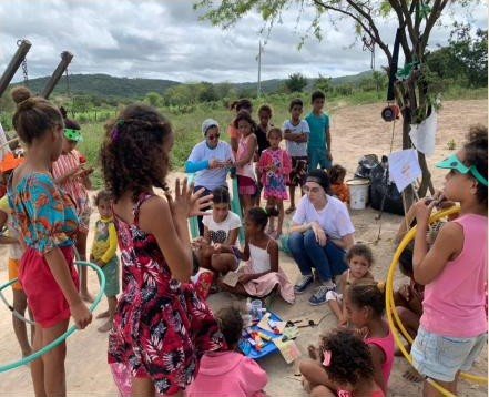Voluntários atendendo famílias