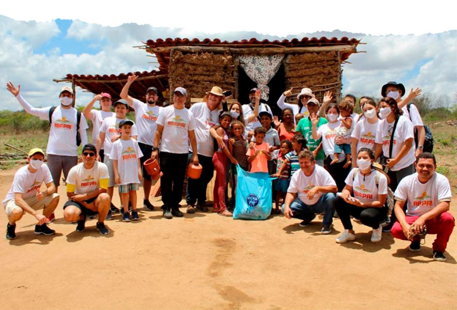 Equipe e voluntários do ABA PAI numa comunidade rural do Sertão