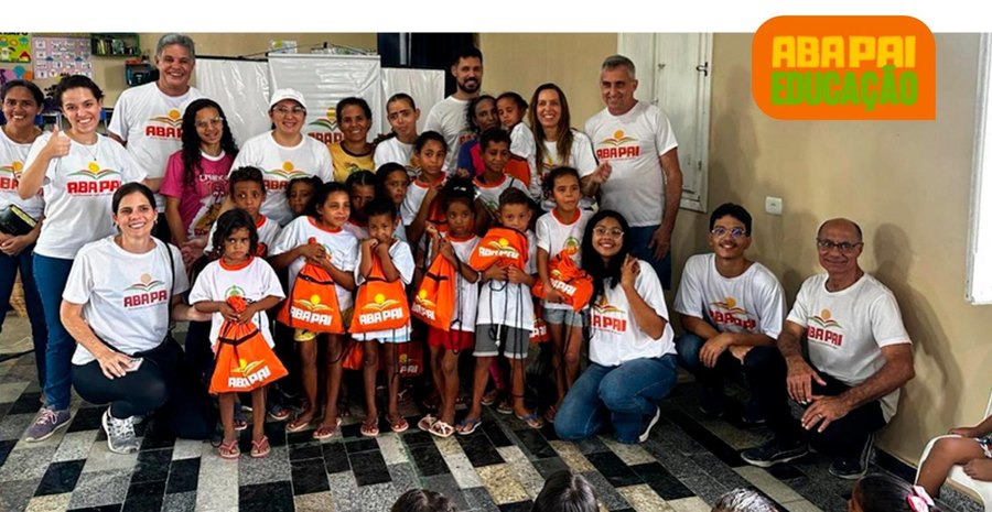 Entrega de kits escolares pelo ABA PAI Educação